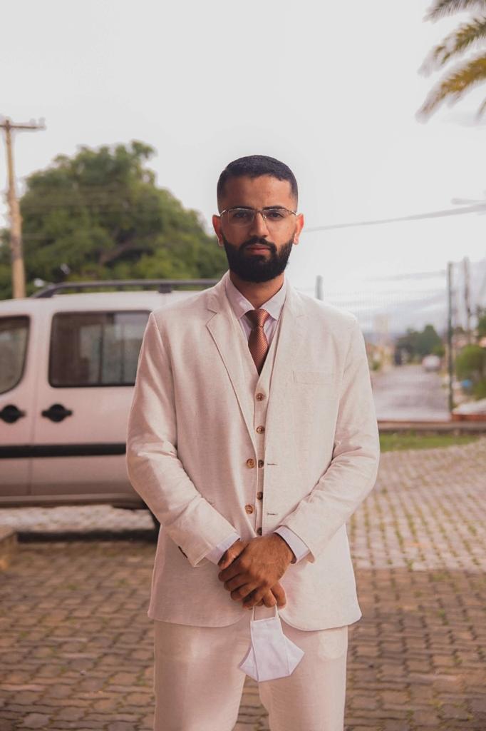Modelo bege linho do catálogo Look Fino, uma opção de tom claro para casamento