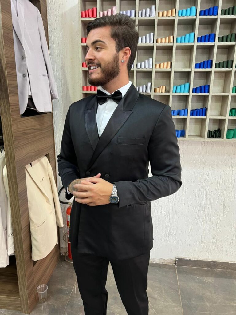 Aluguel de Smoking preto com fechamento transpassado